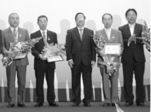 友好勲章を授与されたJVPF 役員。左から佐藤副会長、大 西理事長