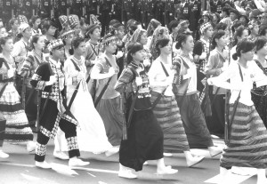 多様な民族衣装で行進する若者たち：30日の式典で